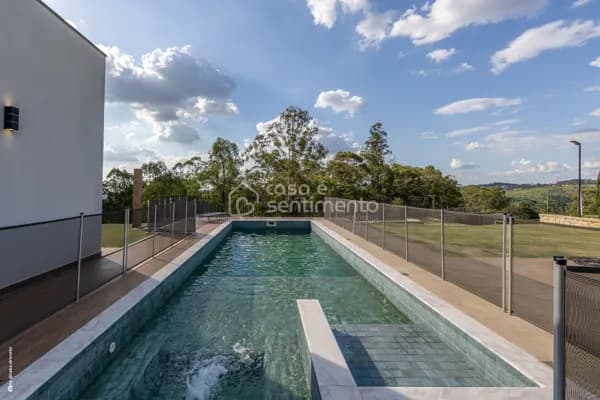 CASA COM 5 QUARTOS (3 SUÍTES) EM TERRENO DUPLO DE 1.600m2, PISCINA E ENERGIA FOTOVOLTAICA À VENDA NO CONDOMÍNIO CAMPO DE TOSCANA - VINHEDO - SP