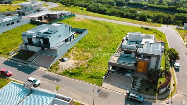 TERRENO DE 609 M², PLANO E BEM LOCALIZADO NO CONDOMÍNIO ARBORETUM EM VINHEDO - SP