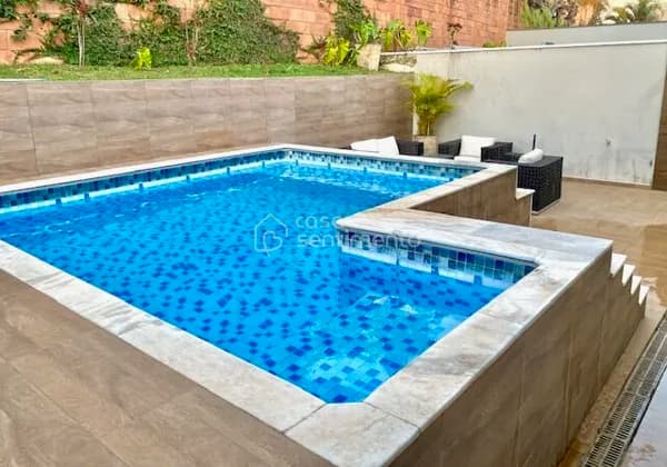 Casa Térrea em Condomínio à Venda, com 3 quartos, Piscina Aquecida, no Bosque dos Cambarás, Bairro Fazenda Santana - Valinhos-SP