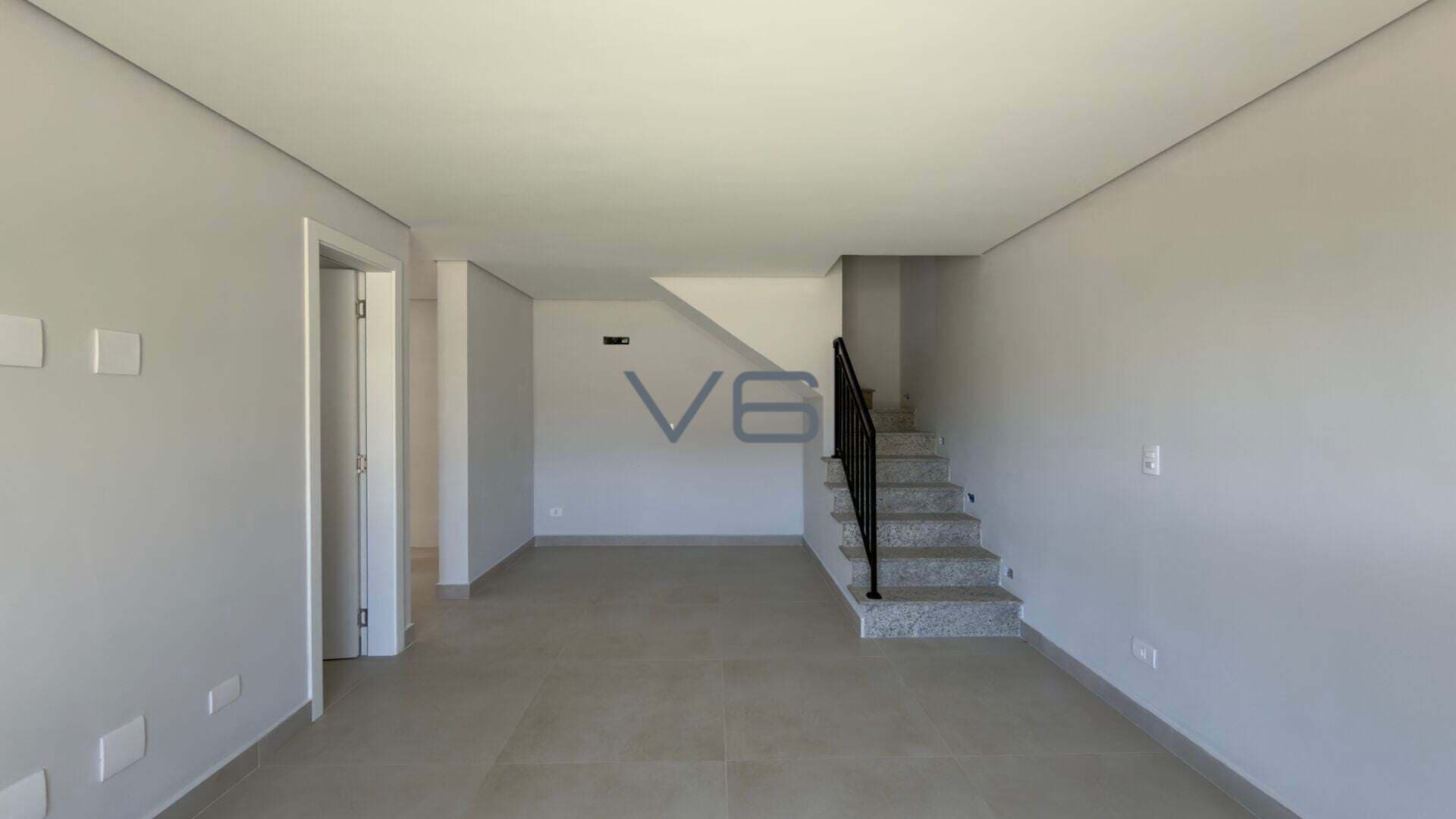 Casa Triplex com 146,07m² privativos, 3 quartos, 2 vagas de garagem, no Abranches, Curitiba - PR.