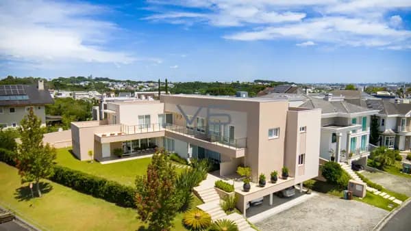 Casa em Condomínio com 701,89m² privativos, 4 suítes, 9 vagas de garagem, no Alphaville, Pinhais- PR.