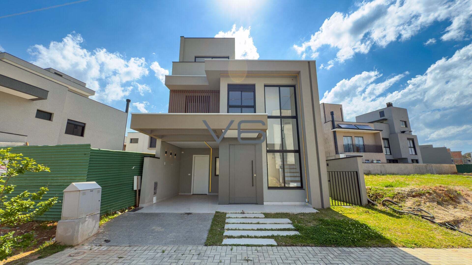 Sobrado em condomínio com 3 Quartos, 1 Suíte, 2 Vagas de Garagem, 148m² Privativos,no Santa Cândida, Curitiba-PR.