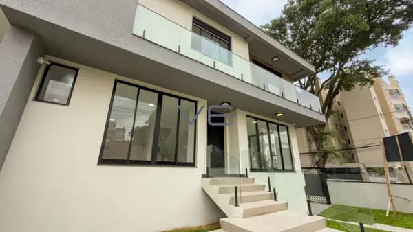 Sobrado Triplex Alto Padrão com 240m² privativos, 3 quartos, 2 vagas de garagem, no Santa Quitéria, Curitiba - PR.