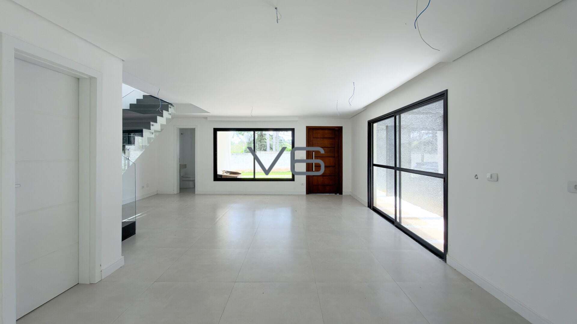 Casa Alto Padrão com 130m² privativos, 3 quartos, 1 vaga de garagem, no Santa Cândida, Curitiba - PR.