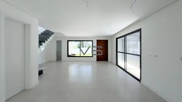 Casa Alto Padrão com 130m² privativos, 3 quartos, 1 vaga de garagem, no Santa Cândida, Curitiba - PR.