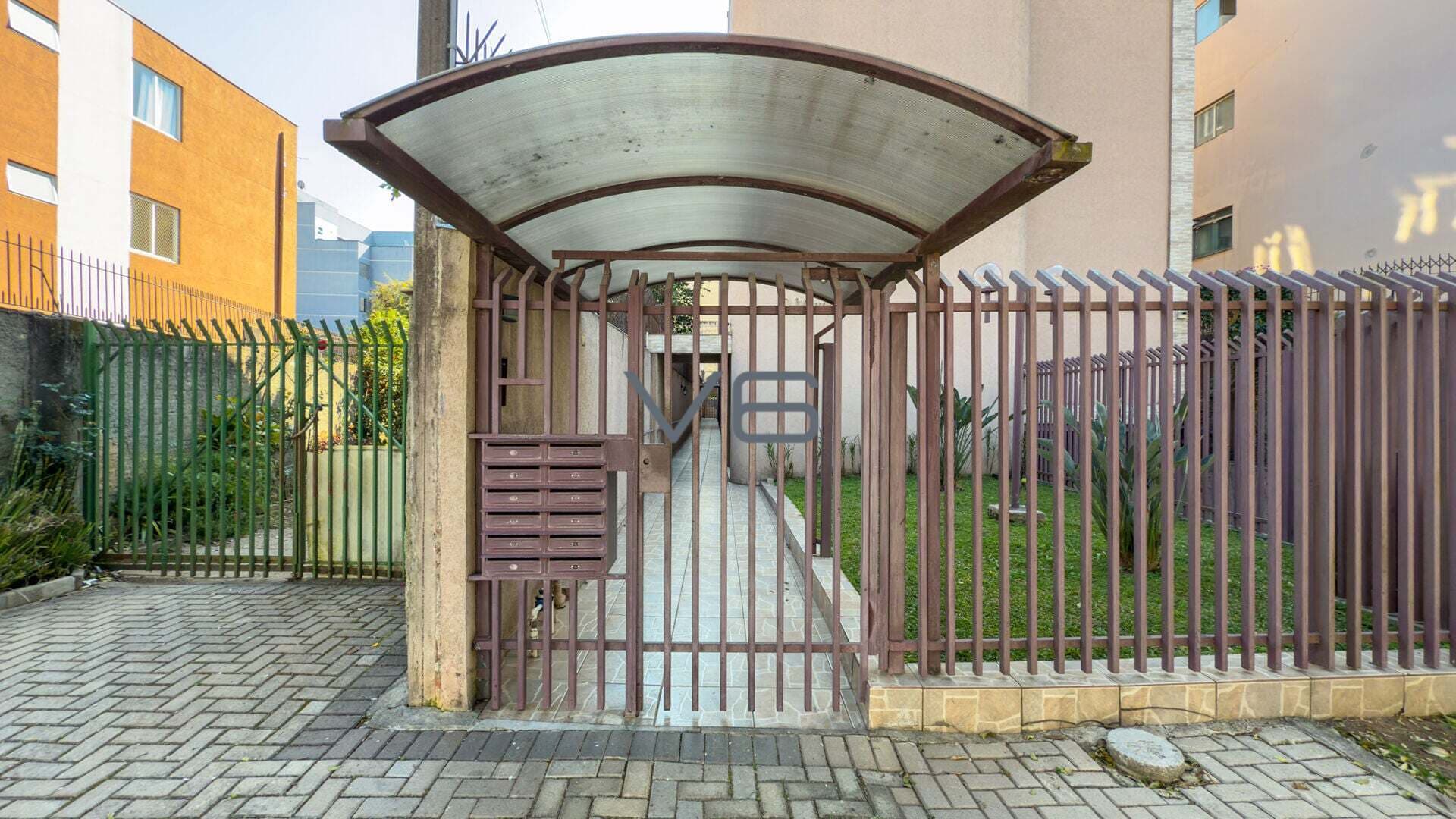 Apartamento Padrão - 4 Quartos - 2 Banheiros - 1 Vaga de garagem - 95m² privativos, no bairro Água Verde, Curitiba - PR