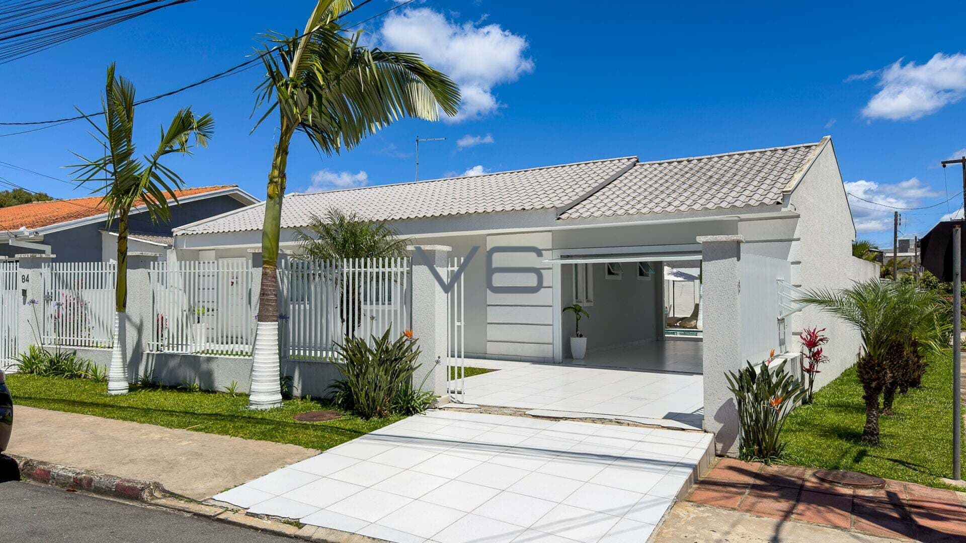 Casa Térrea Alto Padrão com 2 quartos, 160m² privativos, 2 vagas de garagem, no Fazendinha, Curitiba - PR.