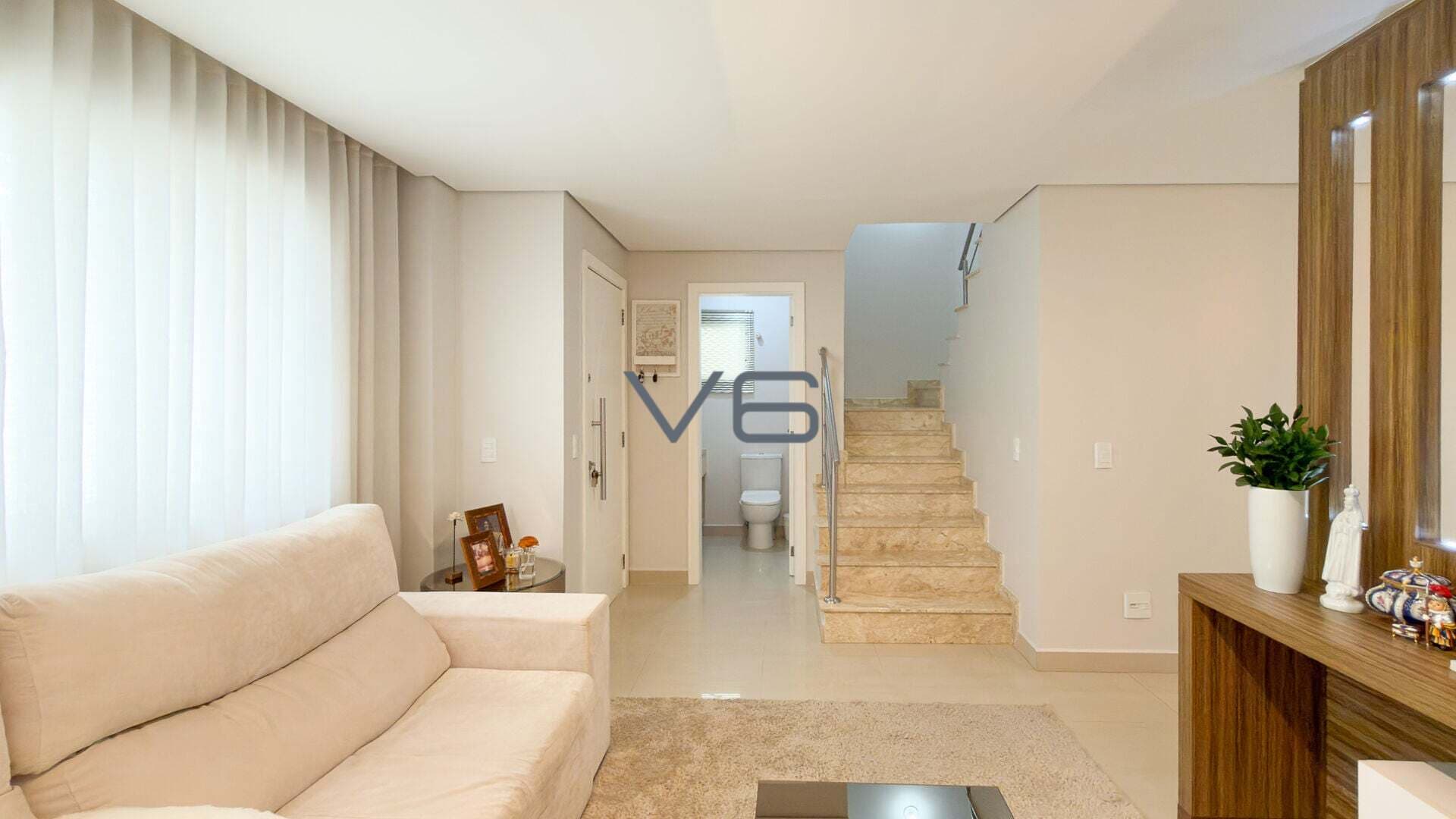 Casa Triplex Alto Padrão com 231m² privativos, 3 quartos, 3 vagas de garagem, no Campina do Siqueira, Curitiba - PR.