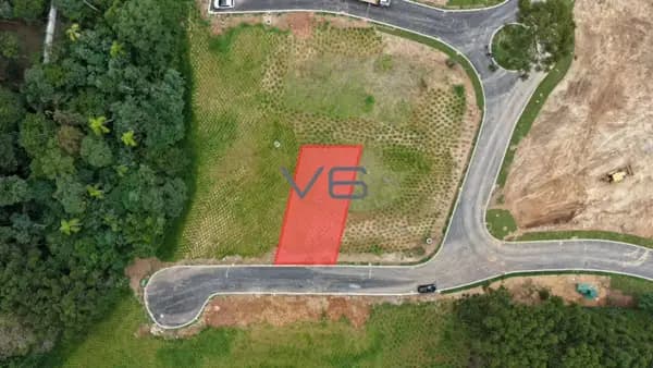 Terreno em condomínio com 250m² privativos, no bairro Santa Cândida, Curitiba - PR.