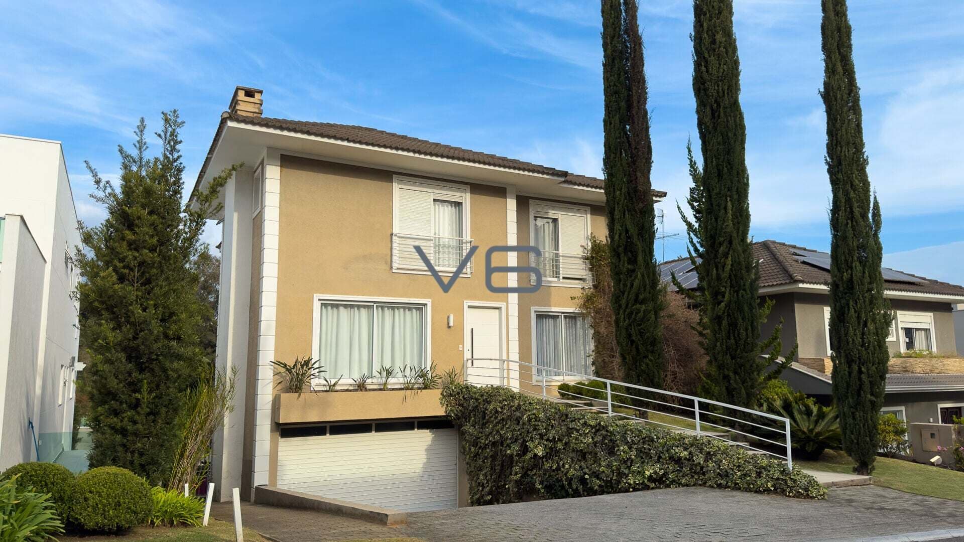 Casa em Condomínio, com 4 quartos, 427 m² privativos, 4 vagas de garagem, no Pilarzinho, Curitiba - PR..