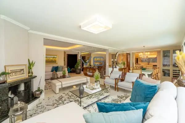 Casa Alto Padrão com 638,67m² privativos, 4 suítes, 4 vagas de garagem, no Bigorrilho, Curitiba - PR.