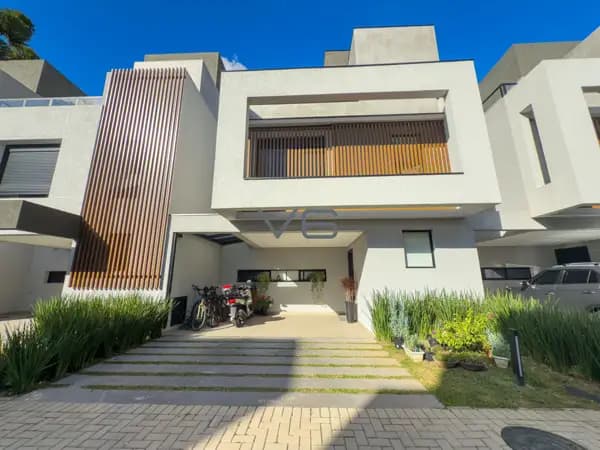 Belíssima casa de Alto Padrão de 3 Quartos suíte, 3 Vagas de garagem 209 m² privativos em Santa Felicidade