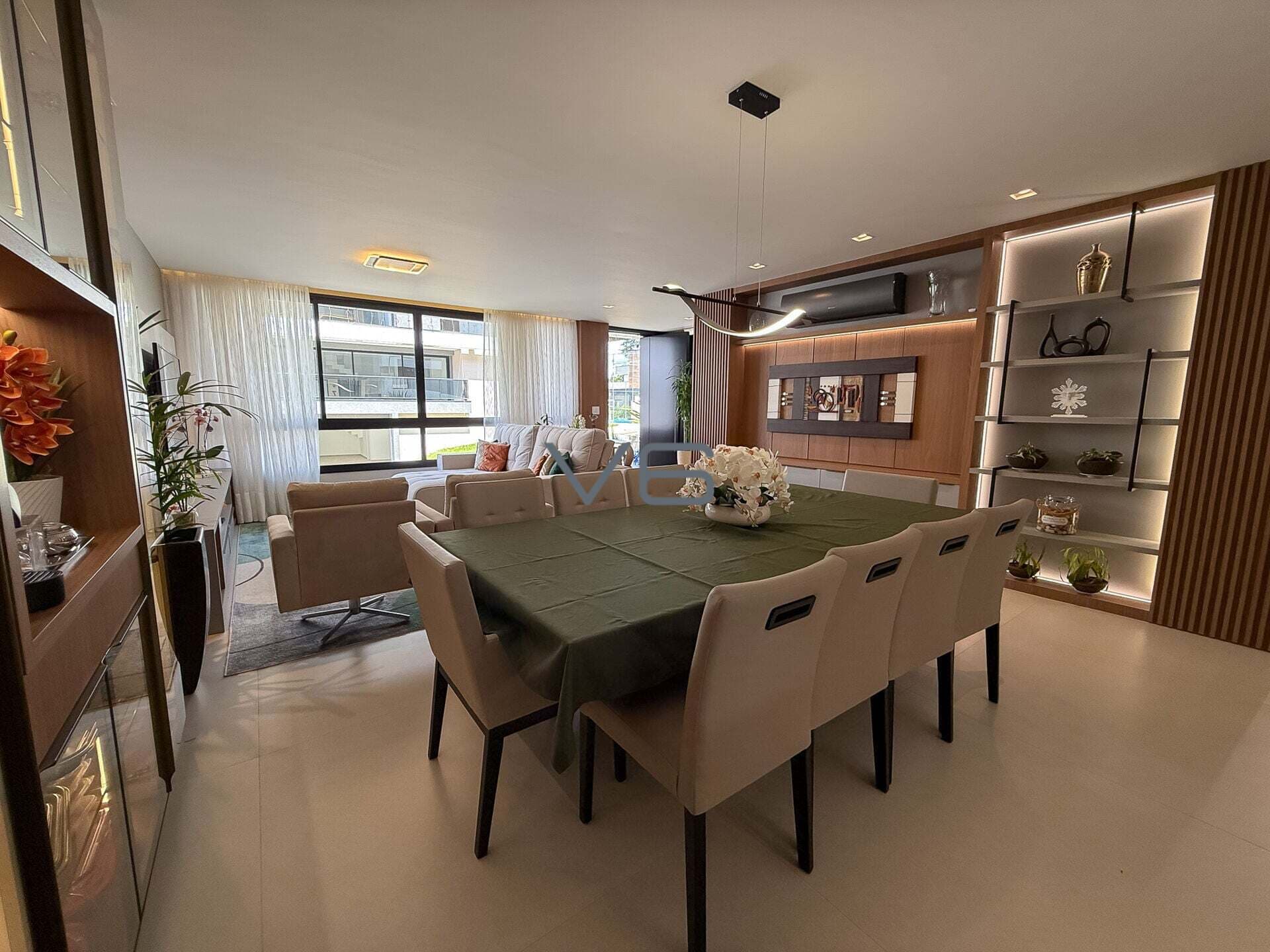 Casa Alto Padrão com 250m² privativos, 4 suítes, 4 vagas de garagem, no Campo Comprido, Curitiba - PR.