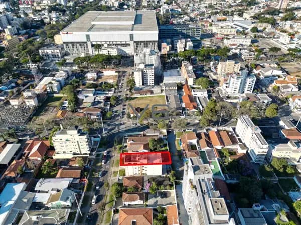 Terreno com 407 m² privativos e localização privilegiada no Água Verde, Curitiba - PR.