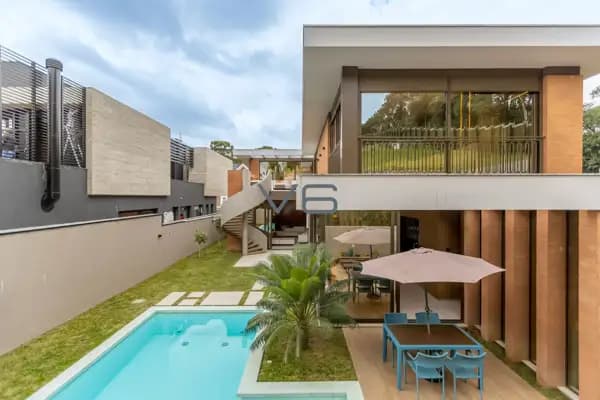 Casa alto padrão com 4 suítes, 434m² privativos, 4 vagas de garagem, no Santa Felicidade, Curitiba - PR.