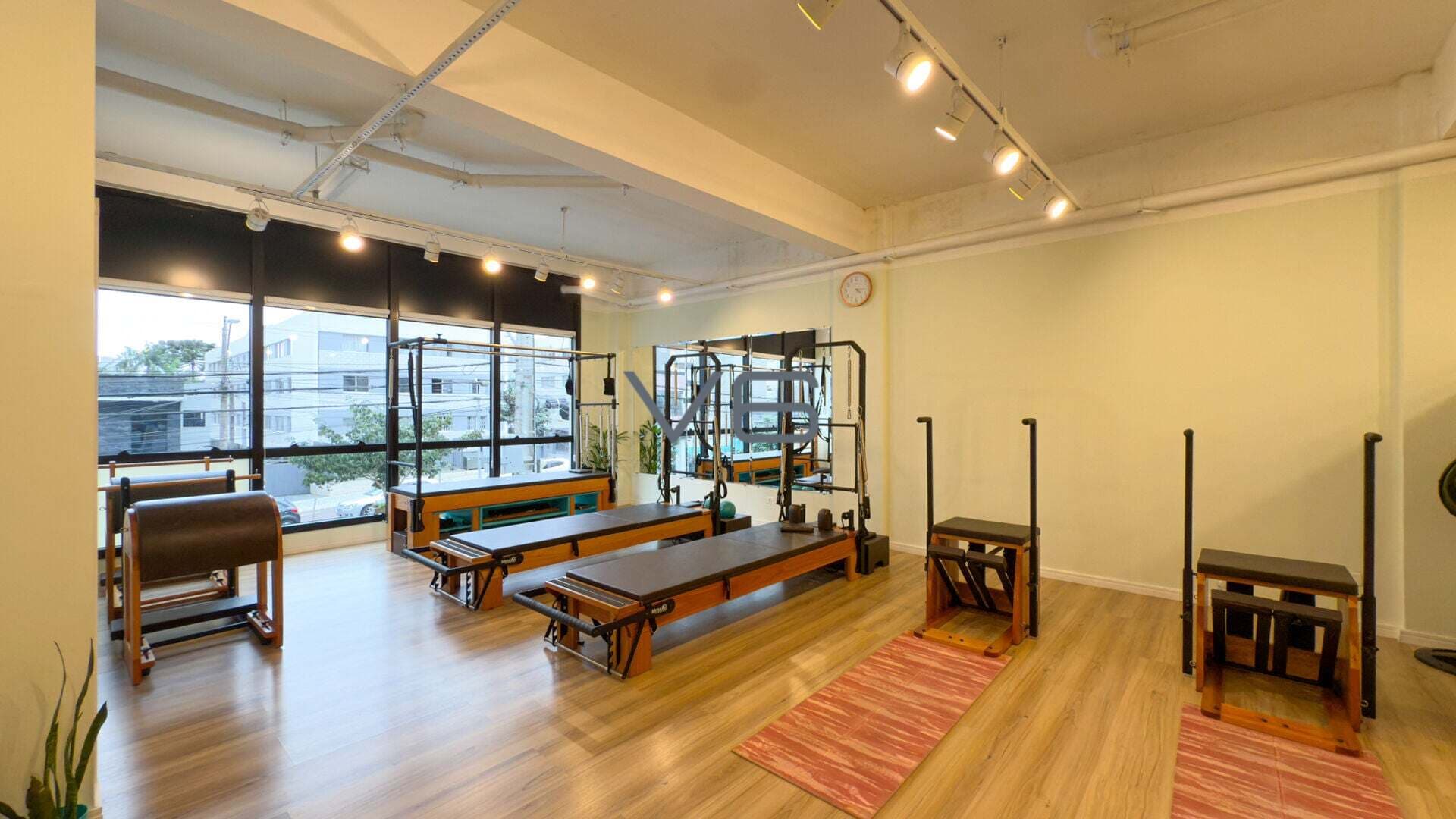 Sala Comercial com 132,59 m², 2 vagas de garagem, no Cabral, Curitiba-PR.