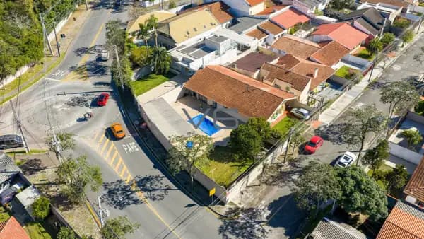 Casa Térrea Padrão com 605m² privativos, 3 quartos, 5 vagas de garagem, no Bacacheri, Curitiba - PR.