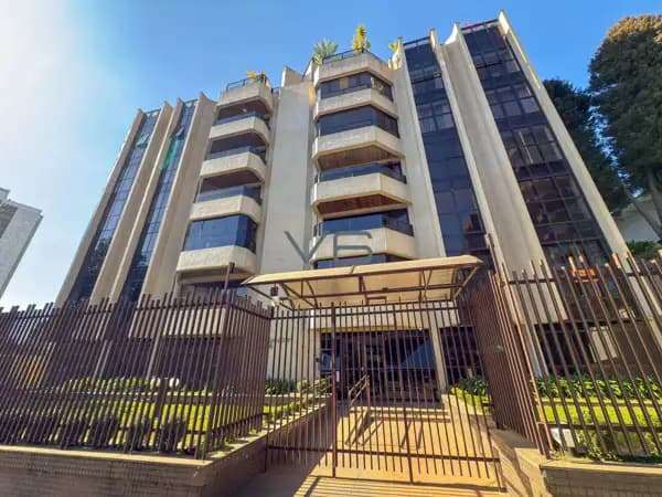 Apartamento Padrão com 186m² privativos, 3 Quartos, 1 Suíte, 2 Vagas de garagem, no Batel, Curitiba- PR.