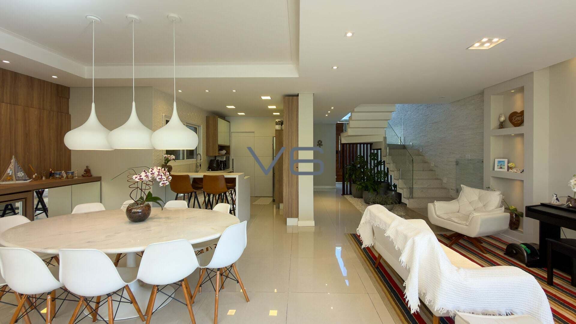 Casa Alto Padrão em condomínio com 3 quartos, 1 suítes, 4 vagas de garagem, 300m² privativos, no Uberaba, Curitiba-PR.