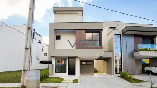 Casa Alto Padrão em Condomínio com 162m² privativos, 3 suítes, 2 vagas de garagem, no Santa Cândida, Curitiba - PR.