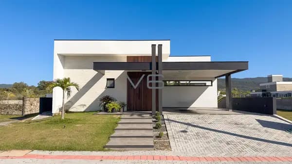 Casa Térrea com 300m² privativos, 4 quartos, 2 vagas de garagem, em Guaropaba - SC.