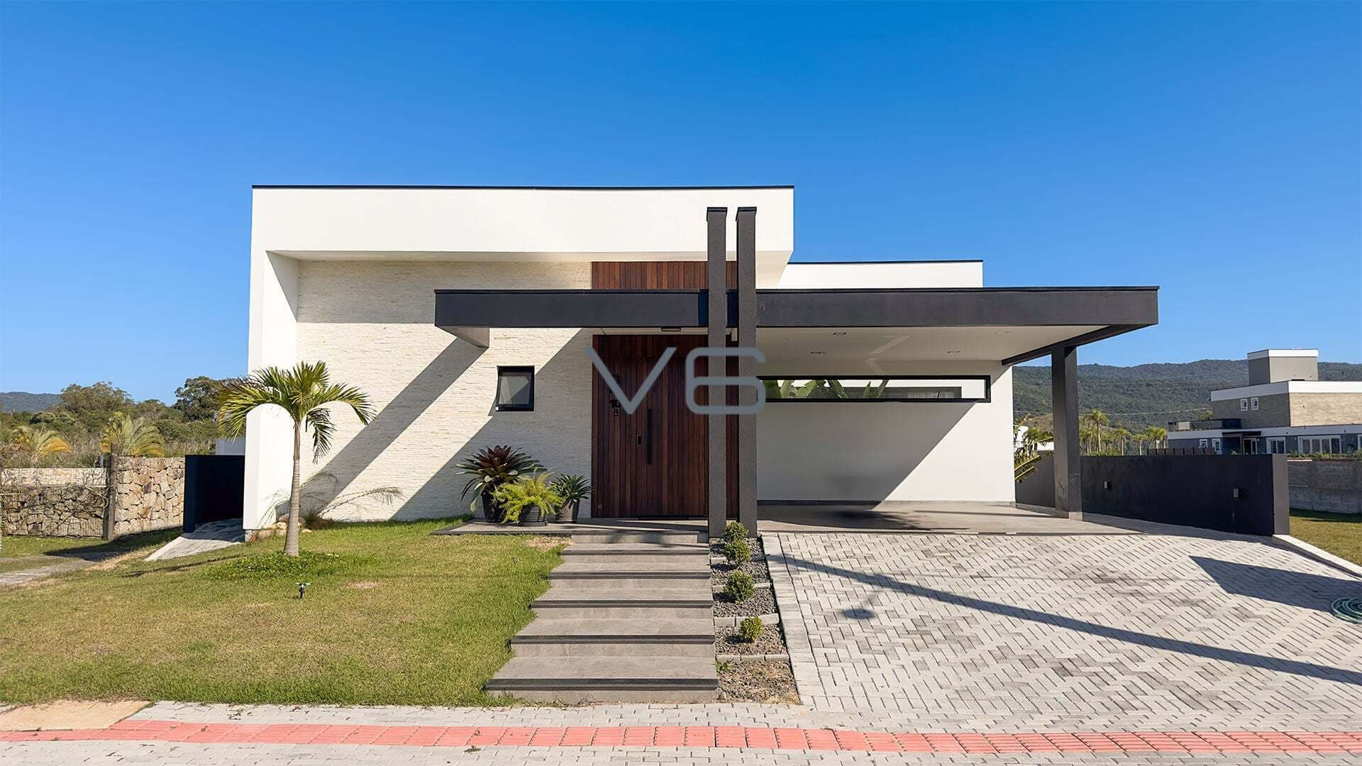 Casa Térrea com 300m² privativos, 4 quartos, 2 vagas de garagem, em Guaropaba - SC.