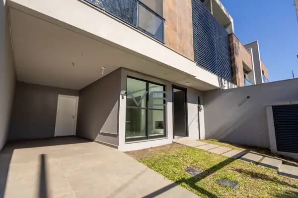 Triplex com 3 Quartos - 1 Suíte - 2 Vagas de Garagem - 147m² Privativos - no Água Verde, Curitiba-PR.