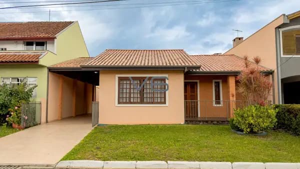 Casa Térrea em Condomínio com 267,65m² privativos, 3 quartos, 4 vagas de garagem, no Orleans, Curitiba - PR.