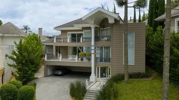 Casa Alto Padrão com 750m² privativos, 4 suítes, 7 vagas de garagem, em Santa Felicidade, Curitiba - PR.