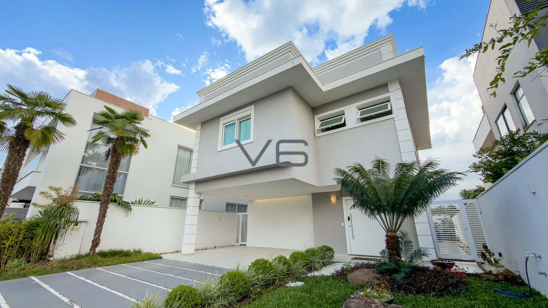 Casa Alto Padrão em Condomínio com 249m² privativos, 3 suítes, 6 vagas de garagem, semi-mobiliado no Abranches, Curitiba - PR.