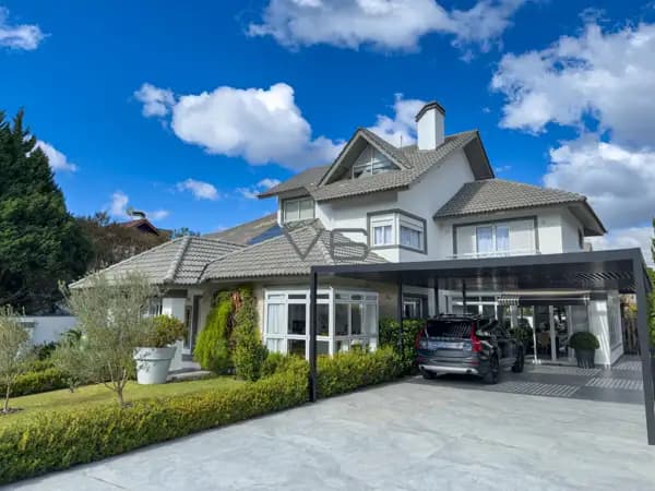 Casa Alto Padrão em Condomínio - 5 Suítes - 4 Vagas de garagem - 700m² privativos - em Santa Felicidade, Curitiba-PR.