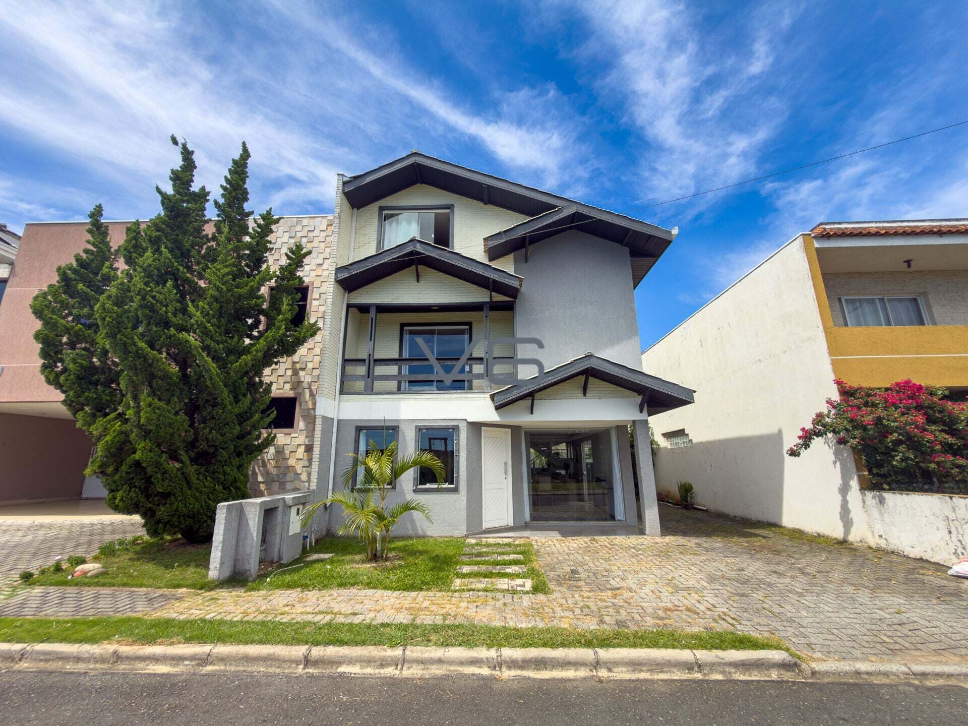 Casa em Condomínio com 300m² privativos, 4 suítes, 3 vaga de garagem, no Fazendinha, Curitiba - PR.