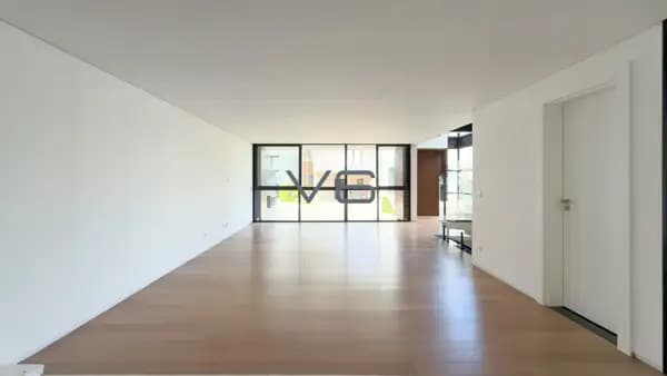 Casa Alto Padrão com 308m² privativos, 3 quartos sendo 2 suítes, 2 vagas de garagem, no Campo Comprido, Curitiba - PR.