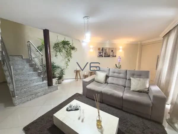 Sobrado Alto Padrão com 239,13m² privativos, 1 suíte e 3 quartos, 4 vagas de garagem, no Uberaba, Curitiba - PR.