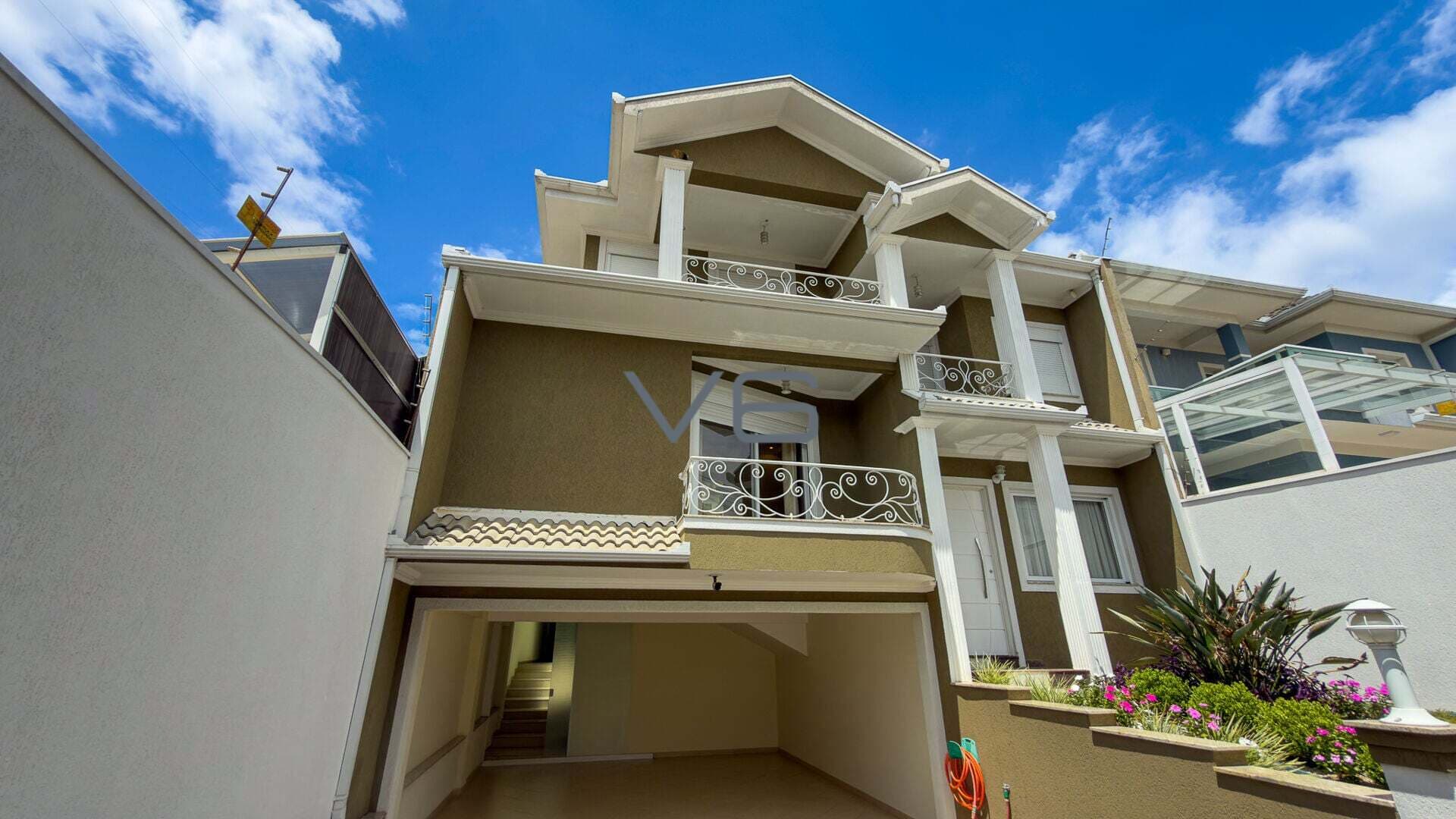 Casa Alto Padrão com 330m² privativos, 4 suítes, 4 vagas de garagem, no São Braz, Curitiba - PR.