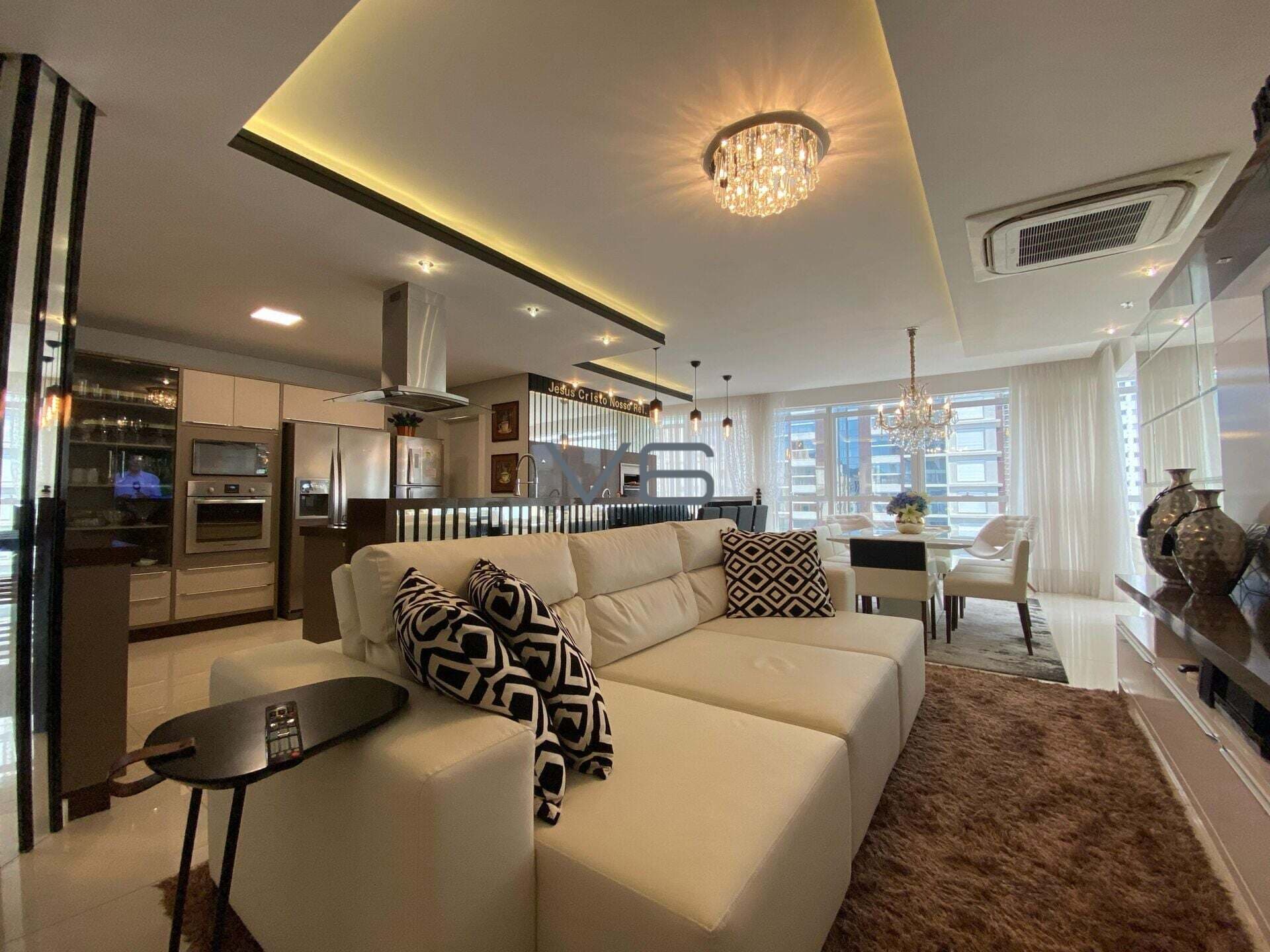 Apartamento alto padrão com 4 suítes, 209m² privativos, 3 vagas de garagem, Meia Praia - Itapema - SC.