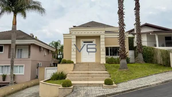 Casa Alto Padrão em Condomínio com 6 Suítes, 7 Vagas de Garagem, 757m² Privativos, no Campo Comprido, Curitiba-PR.