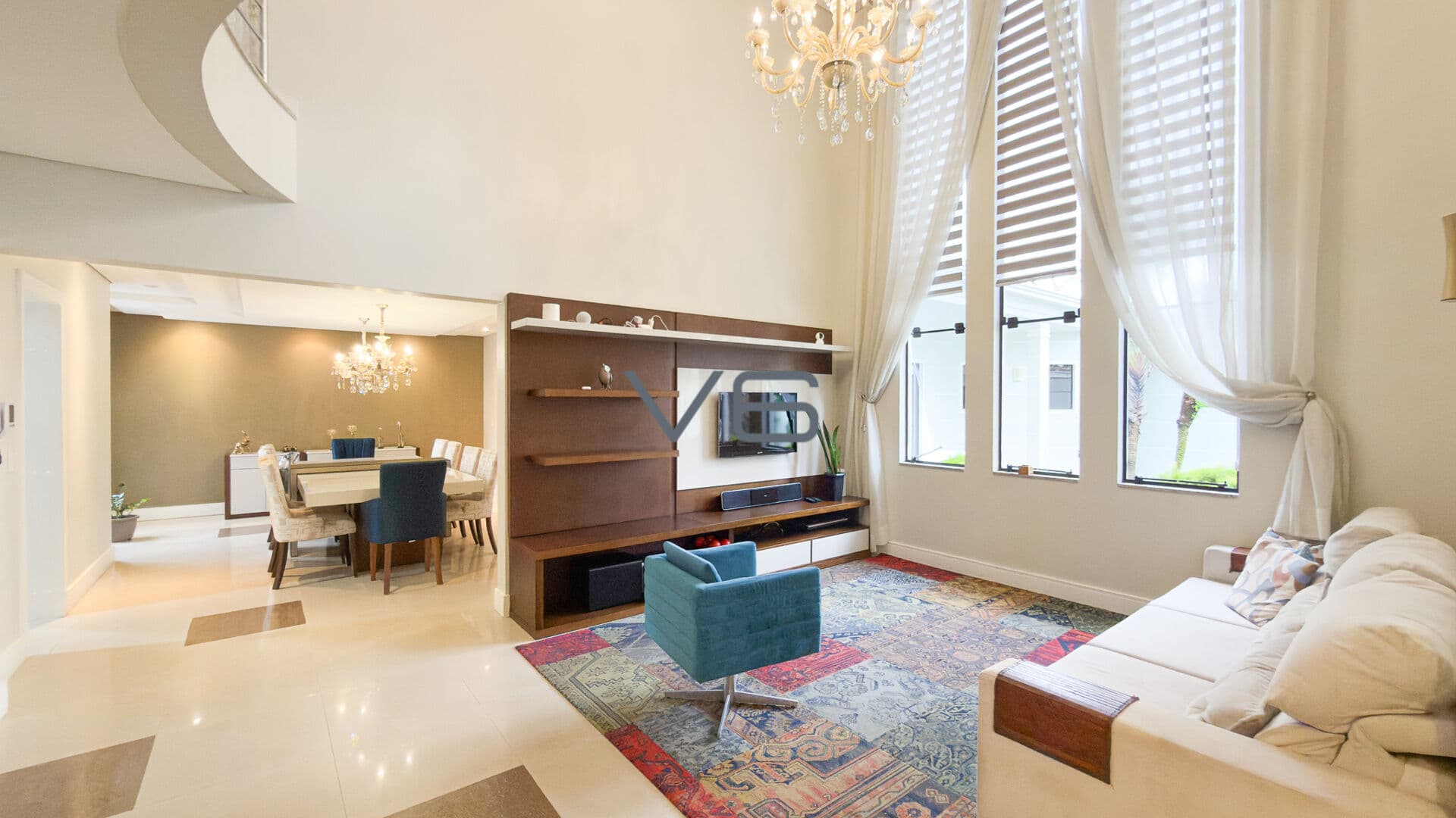 Casa Alto Padrão com 328m² privativos, 3 suítes, 2 vagas de garagem, em Campo Largo, Curitiba - PR.