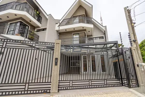Triplex Alto Padrão com 3 Quartos - 1 Suíte Master - 3 Vagas de Garagem - 227m² Privativos - no Vista Alegre,Curitiba-PR.