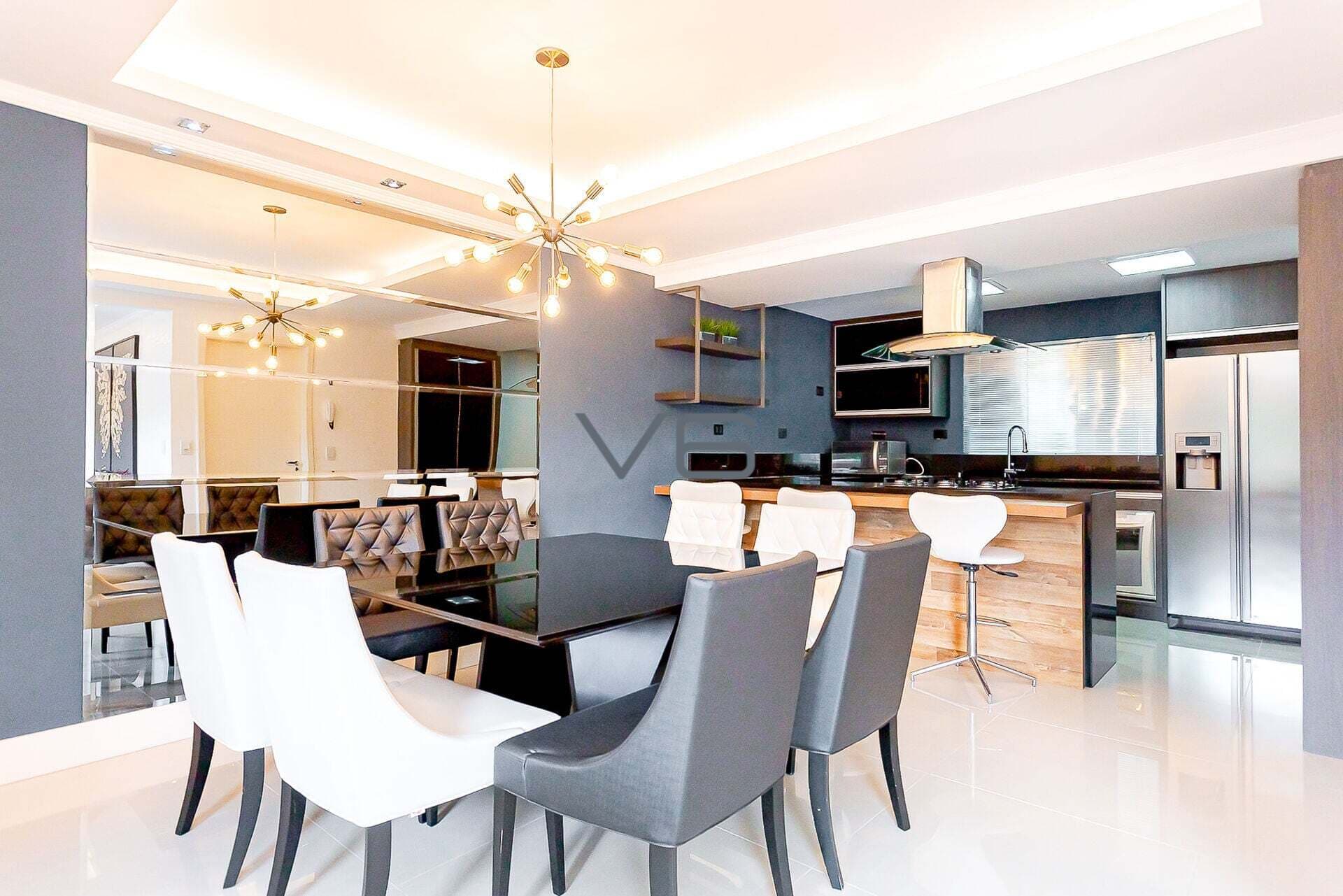 Casa Sobrado com 290,80m² privativos, 4 quartos, 2 vagas de garagem, no Santa Quitéria, Curitiba - PR.