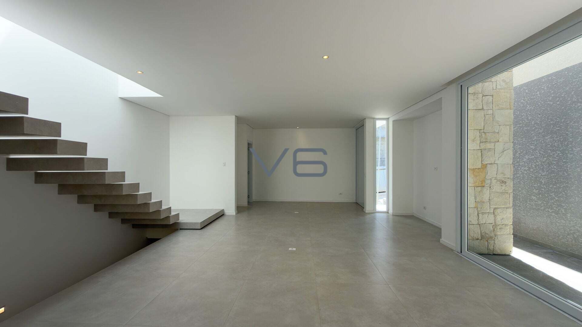 Casa Alto Padrão com 230m² privativos, 3 quartos sendo 1 suíte, 3 vagas de garagem, no Campo Comprido, Curitiba - PR.