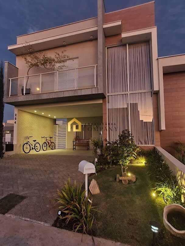 Casa assobradada em condomínio com 3 dorm, sendo 1 suíte com closet, 4 vagas de garagem sendo 2 cobertas.