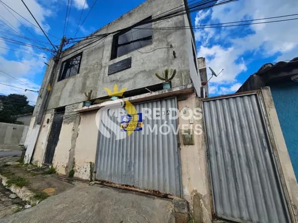 Casa de esquina com 6 quartos