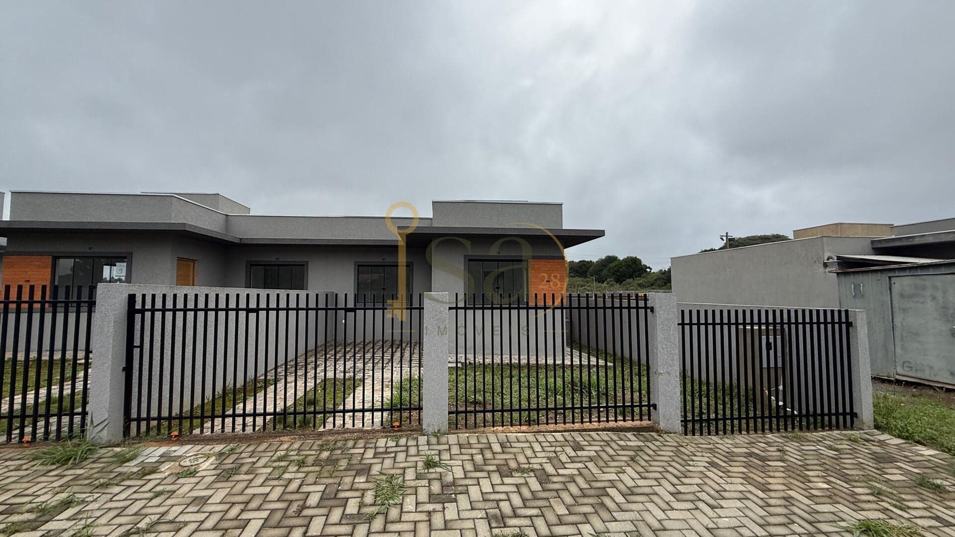 Casa nova, de frente para a rua