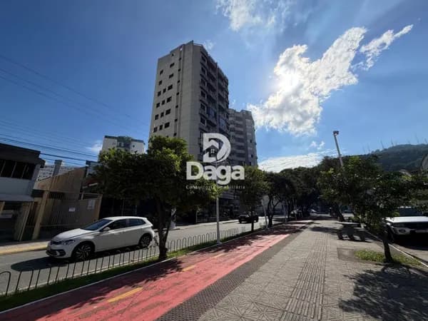 INCRIVEL 2 DORMITÓRIOS + DEPEDENCIA NO CENTRO