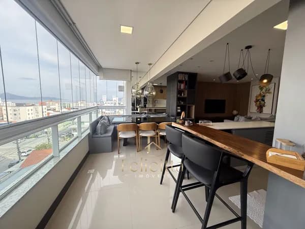 Apartamento de 3 quartos com suíte, 2 vagas livres, semimobiliado no Kobrasol