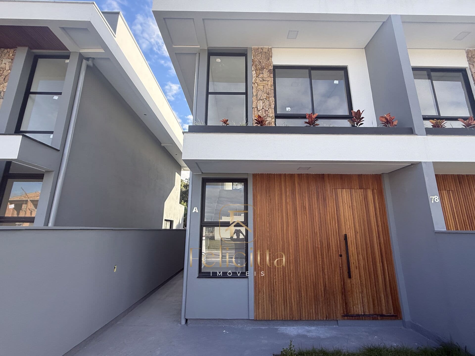 Sobrado com 02 suites no Loteamento Vivenda dos Açores