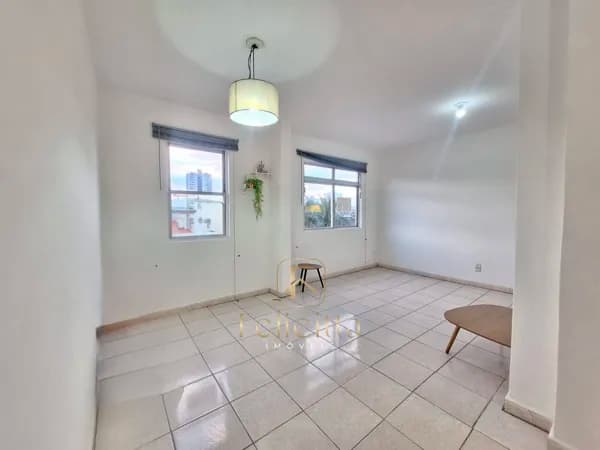 Apartamento de 2 dormitórios (originalmente 3) em frente ao Shopping Itaguaçu – São José