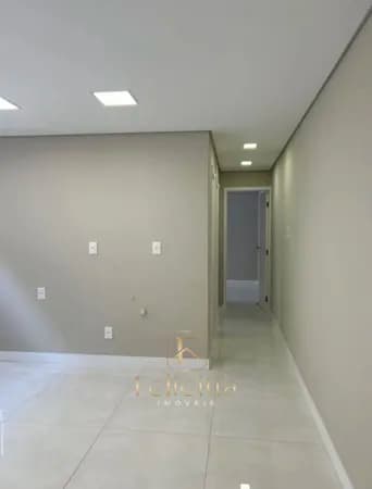 Apartamento de 2 quartos, vaga rotativa, reformado em Campinas, São José/SC