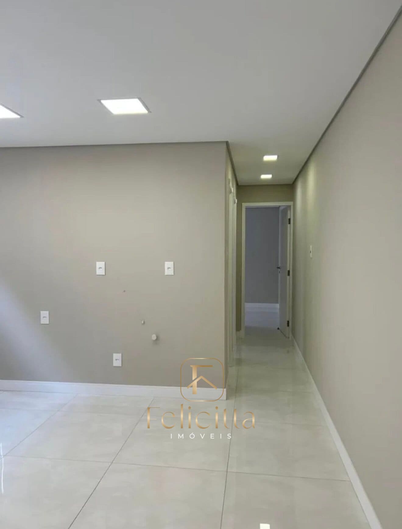 Apartamento de 2 quartos, vaga rotativa, reformado em Campinas, São José/SC